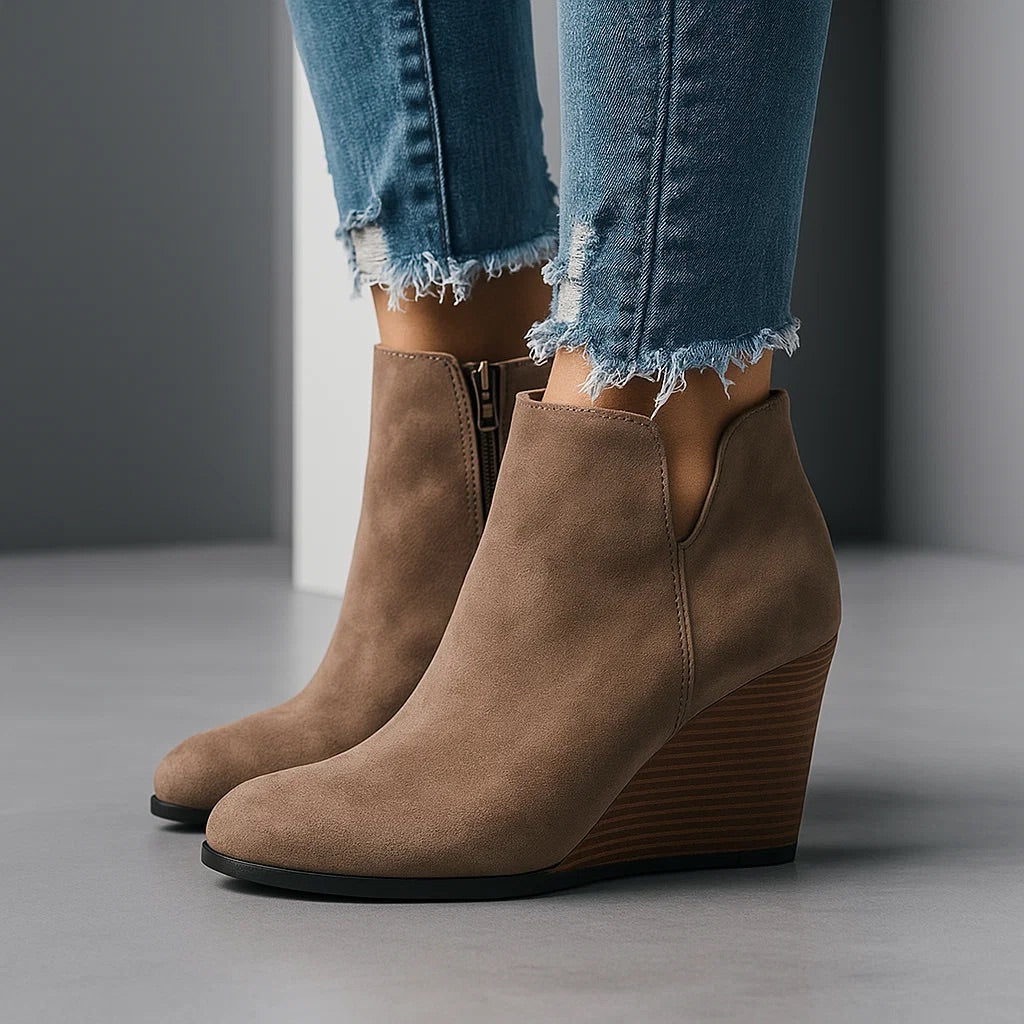 Serena | Damen-Stiefeletten aus Veloursleder mit Keilabsatz und seitlichem Einstieg - Bequeme Höhe