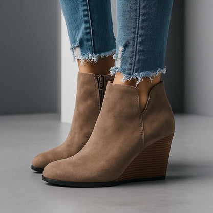 Serena | Damen-Stiefeletten aus Veloursleder mit Keilabsatz und seitlichem Einstieg - Bequeme Höhe