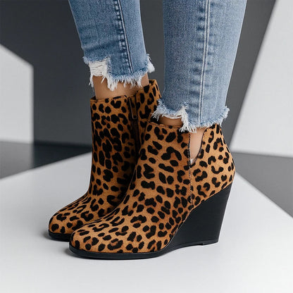 Serena | Damen-Stiefeletten aus Veloursleder mit Keilabsatz und seitlichem Einstieg - Bequeme Höhe