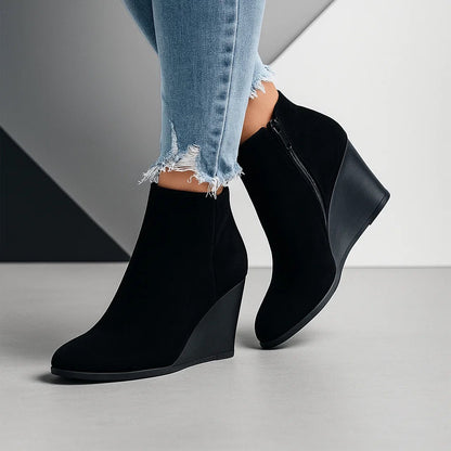 Serena | Damen-Stiefeletten aus Veloursleder mit Keilabsatz und seitlichem Einstieg - Bequeme Höhe