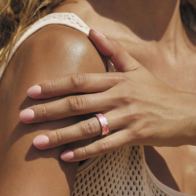 Élégante bague en acier inoxydable avec effet arc-en-ciel et diamants microsertis