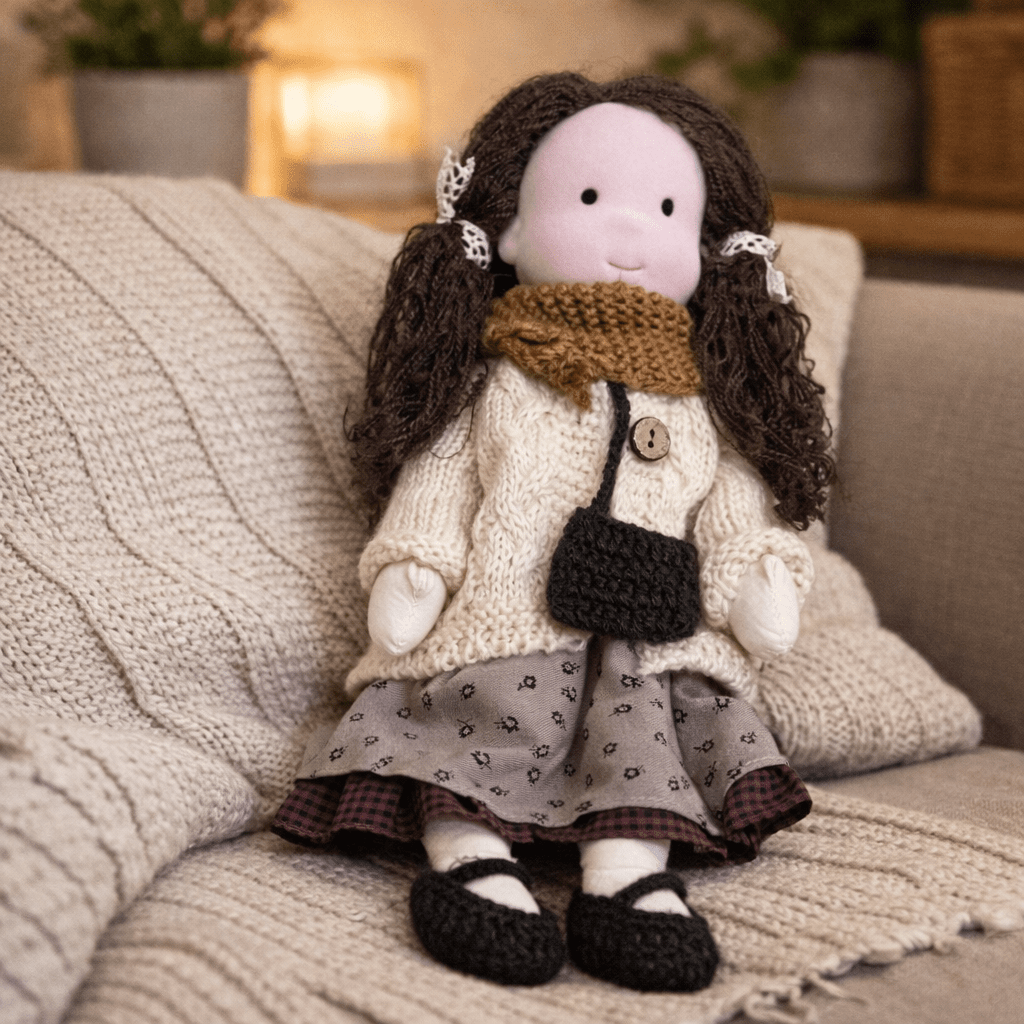 Elora | Bambola Waldorf in Cotone Fatta a Mano con Design Minimalista | Gioco Creativo per Sviluppo Emotivo 24