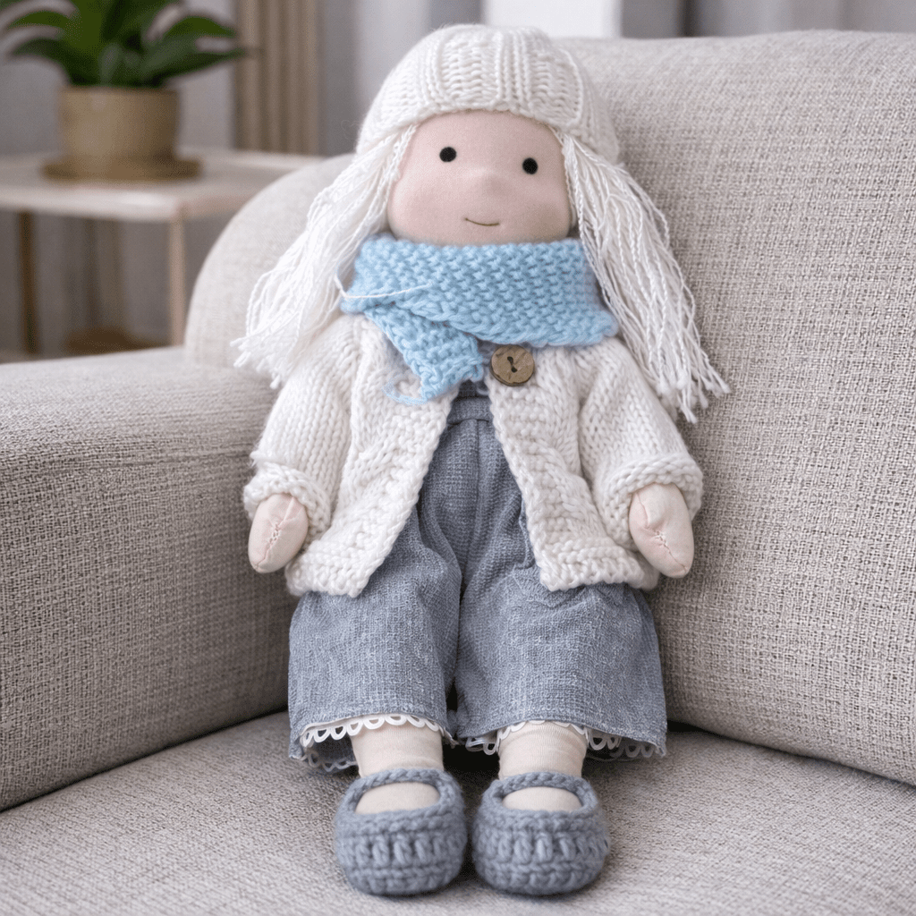 Elora | Bambola Waldorf in Cotone Fatta a Mano con Design Minimalista | Gioco Creativo per Sviluppo Emotivo 3
