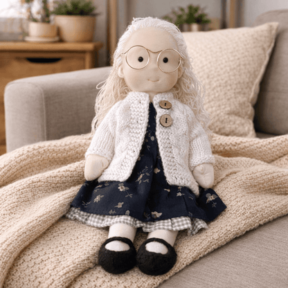 Elora | Bambola Waldorf in Cotone Fatta a Mano con Design Minimalista | Gioco Creativo per Sviluppo Emotivo 7