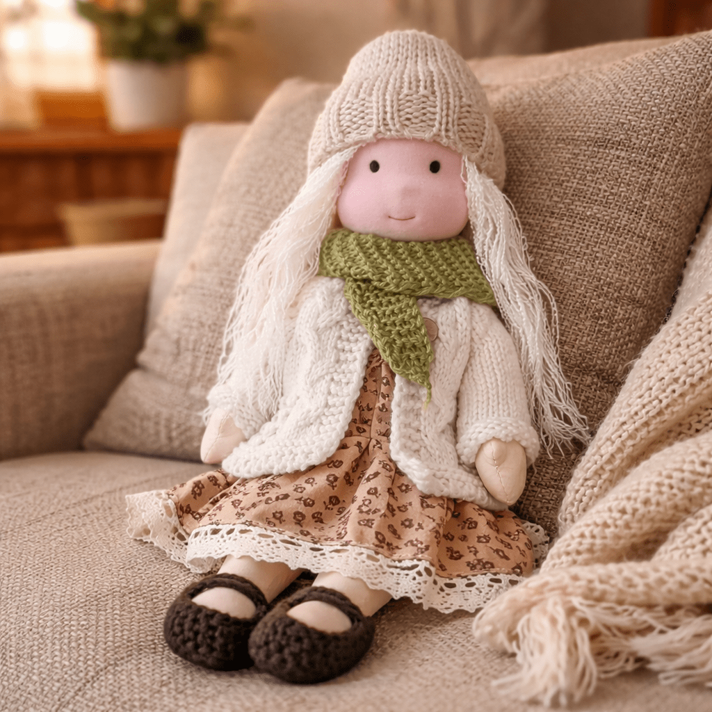 Elora | Bambola Waldorf in Cotone Fatta a Mano con Design Minimalista | Gioco Creativo per Sviluppo Emotivo 8