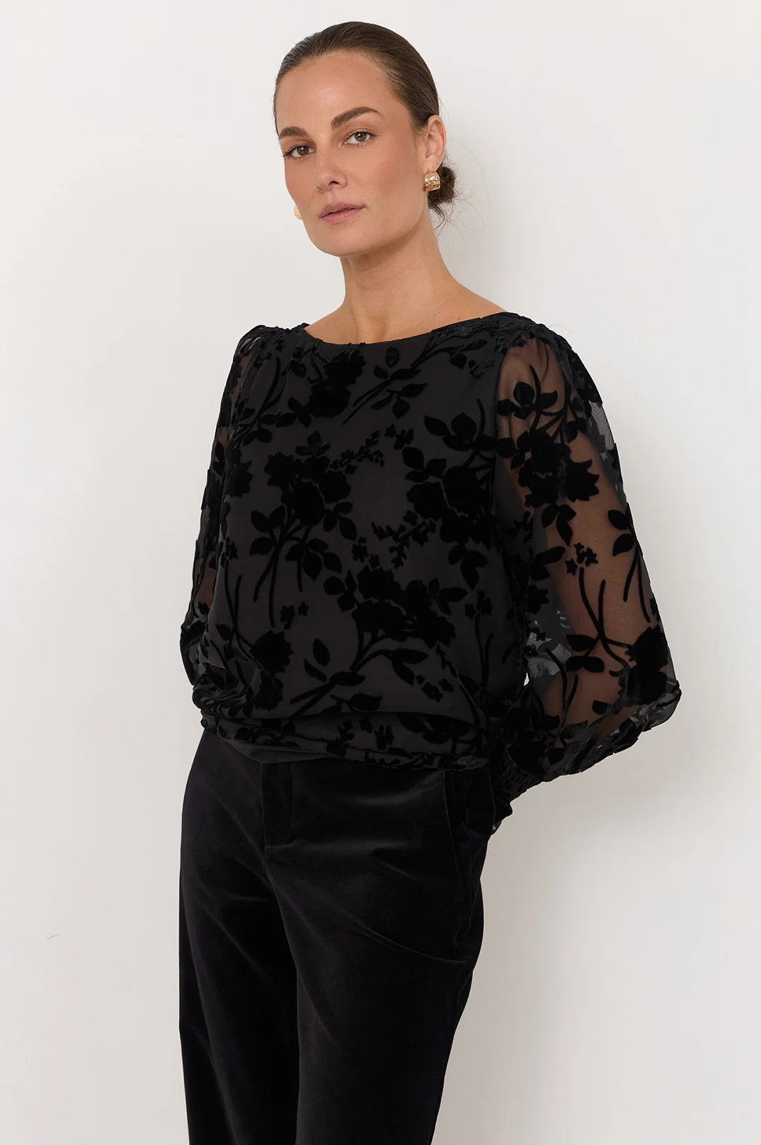 Emma | Elegante Top Burnout Nero con Maniche a Lanterna 1