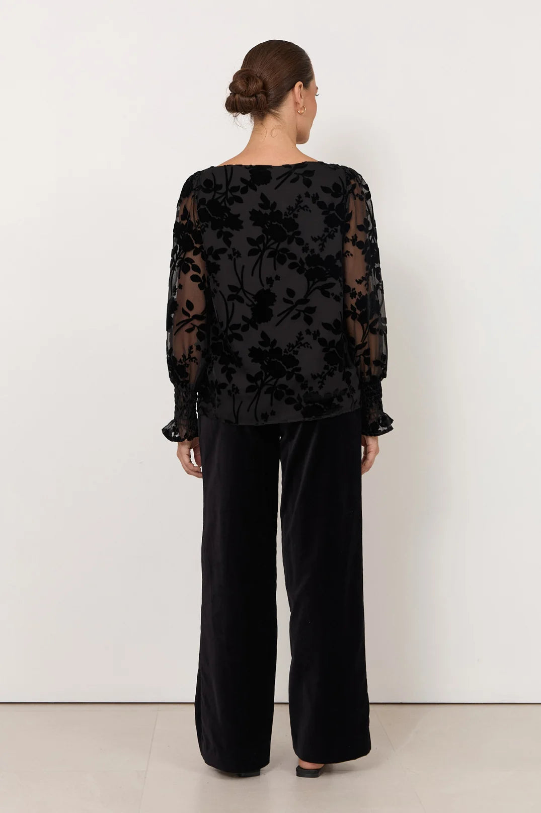 Emma | Elegante Top Burnout Nero con Maniche a Lanterna 3
