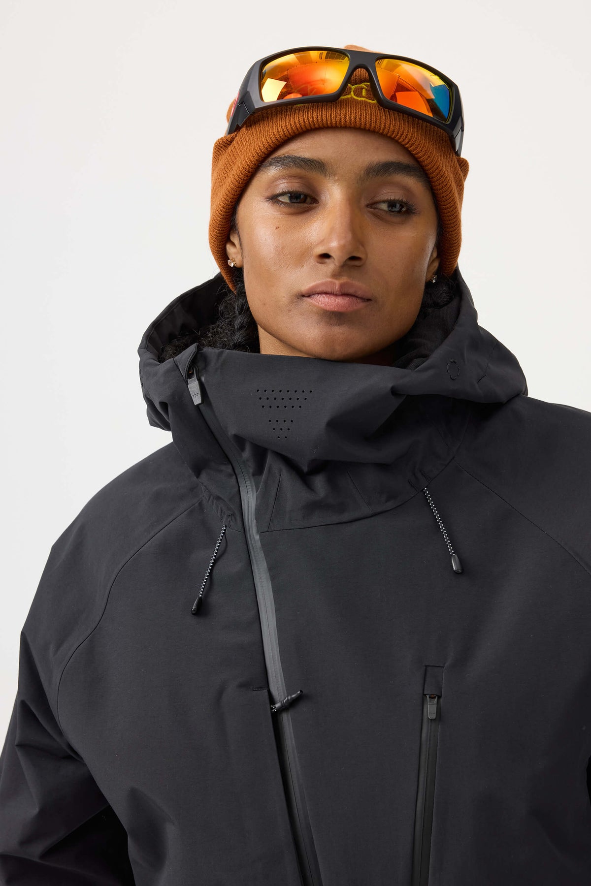 Nerina | Schwarze Damen-Schneejacke mit Belüftung und vielen Taschen - Leistung im Winter