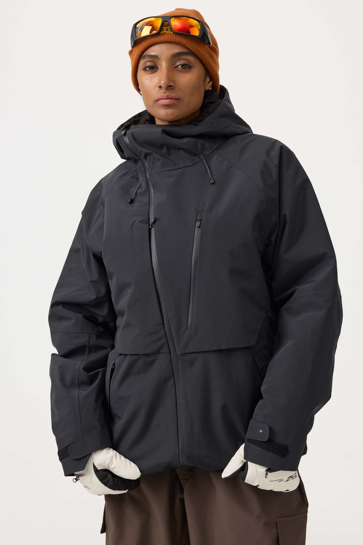 Nerina | Schwarze Damen-Schneejacke mit Belüftung und vielen Taschen - Leistung im Winter