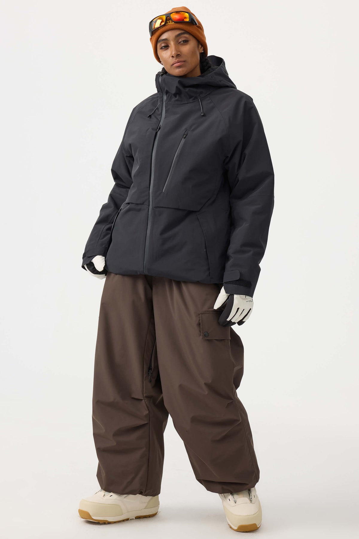 Nerina | Schwarze Damen-Schneejacke mit Belüftung und vielen Taschen - Leistung im Winter