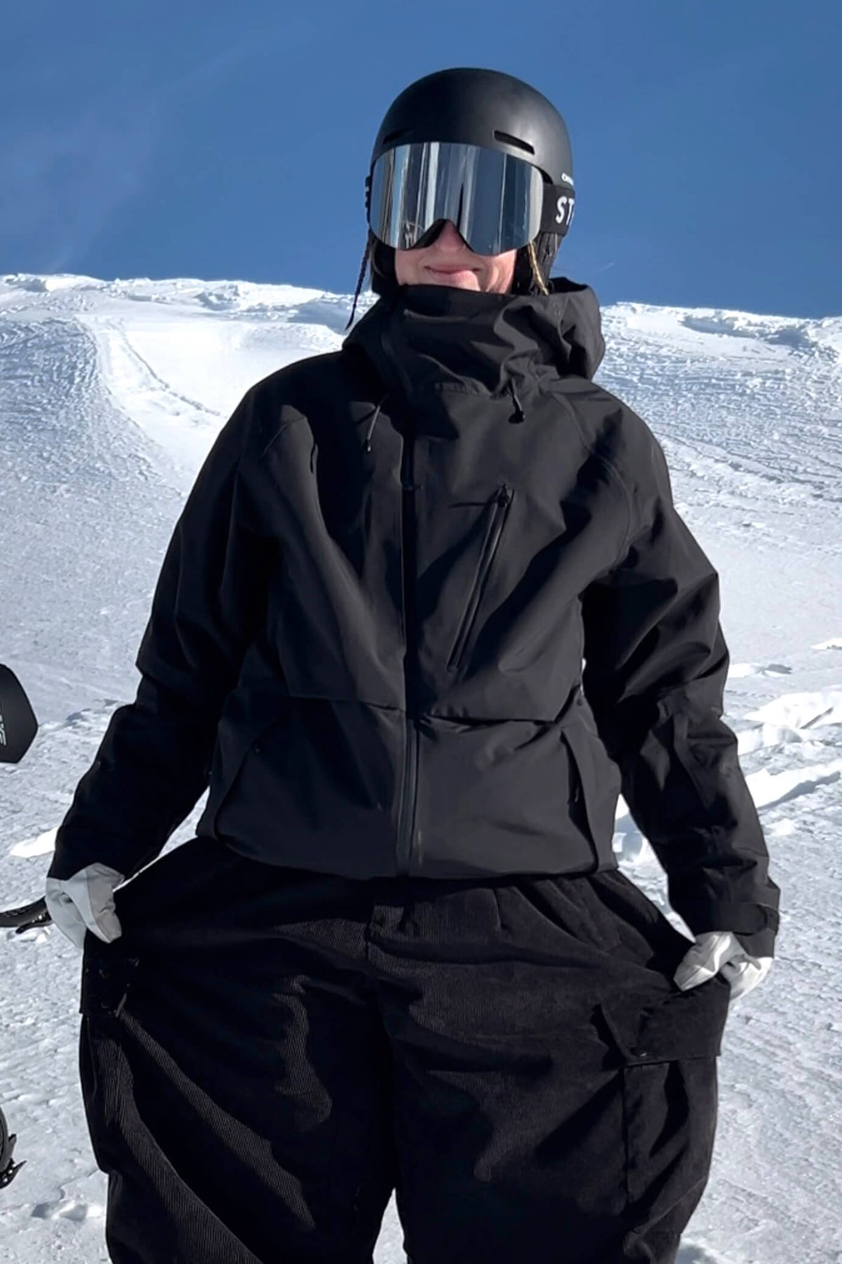 Nerina | Schwarze Damen-Schneejacke mit Belüftung und vielen Taschen - Leistung im Winter