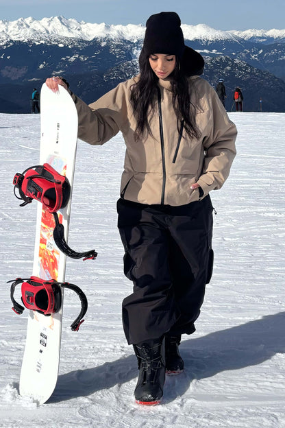 Nerina | Schwarze Damen-Schneejacke mit Belüftung und vielen Taschen - Leistung im Winter