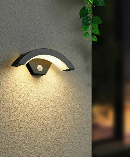 Illuminazione Moderna | Lampada da Parete LED con Sensore di Movimento | Design Curvo e Resistente per Esterni Sicuri 0