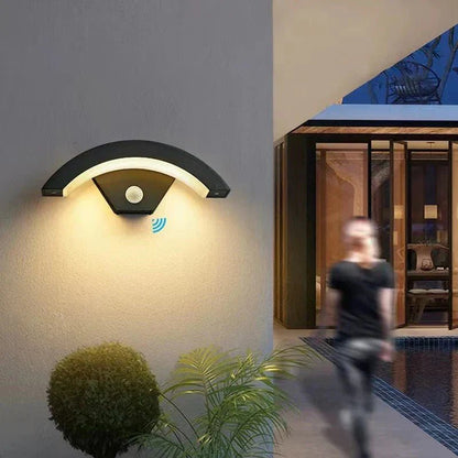 Illuminazione Moderna | Lampada da Parete LED con Sensore di Movimento | Design Curvo e Resistente per Esterni Sicuri 1