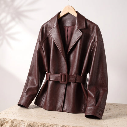 Cesarina | Kurze Damenjacke in Lederoptik mit Revers und Gürtel - Taillierter Stil