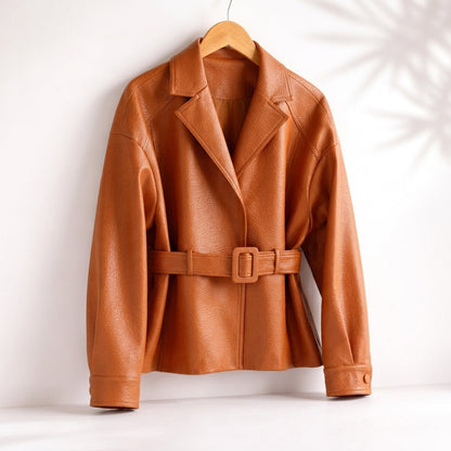 Cesarina | Kurze Damenjacke in Lederoptik mit Revers und Gürtel - Taillierter Stil