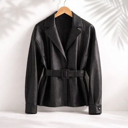Cesarina | Kurze Damenjacke in Lederoptik mit Revers und Gürtel - Taillierter Stil
