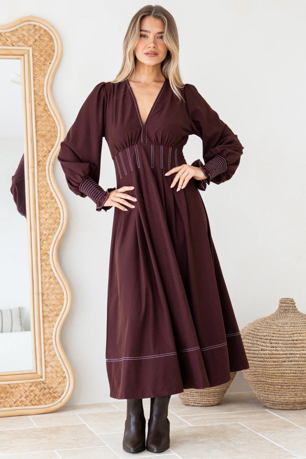 Mia | Elegante Abito Midi Fit And Flare con Scollatura a V 0
