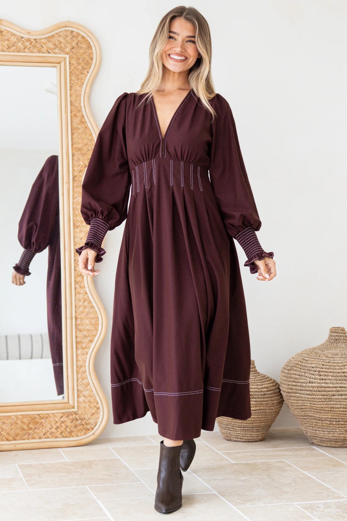 Mia | Elegante Abito Midi Fit And Flare con Scollatura a V 1