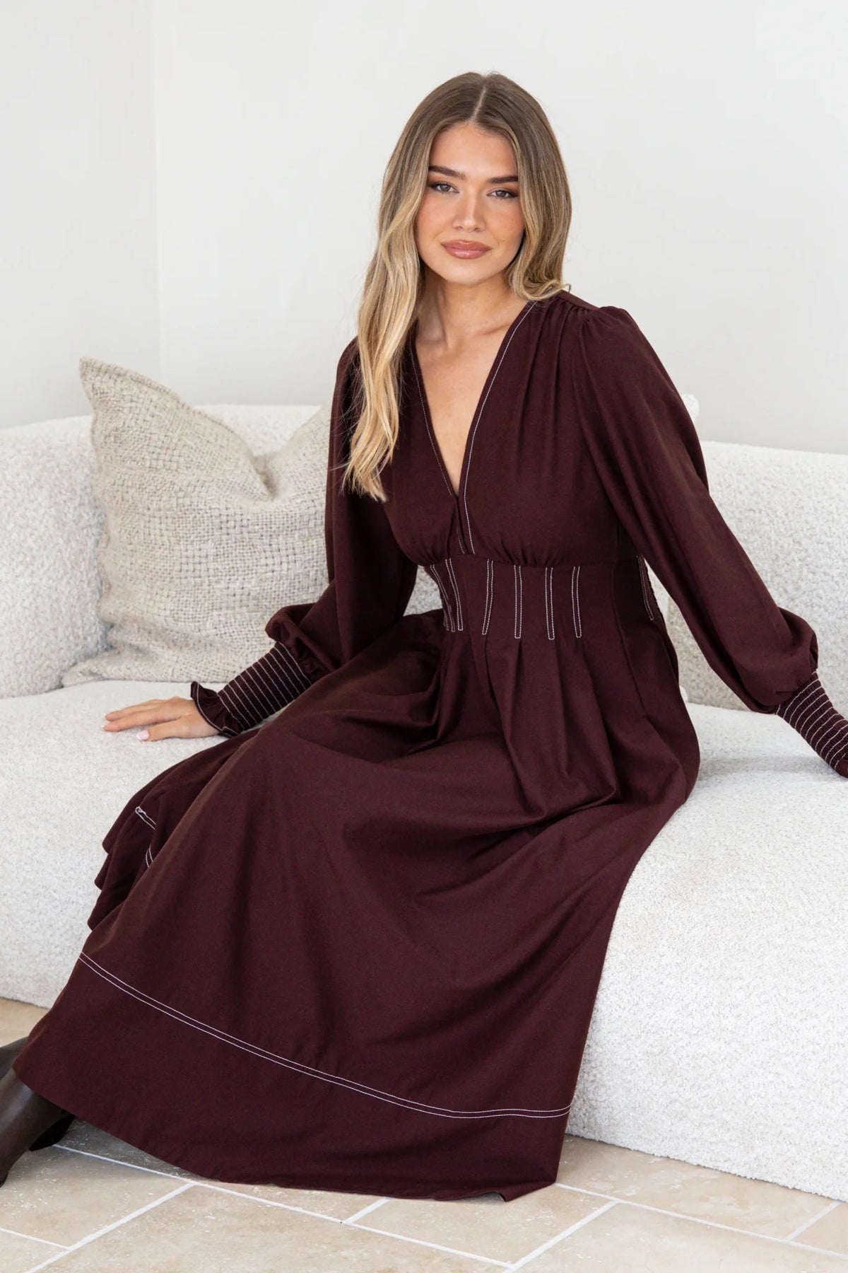 Mia | Elegante Abito Midi Fit And Flare con Scollatura a V 2