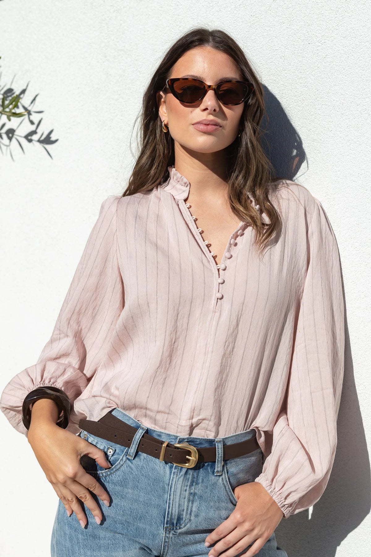 Mia | Elegante Top a Maniche Lunghe con Collo Alto e Dettagli Femminili 0