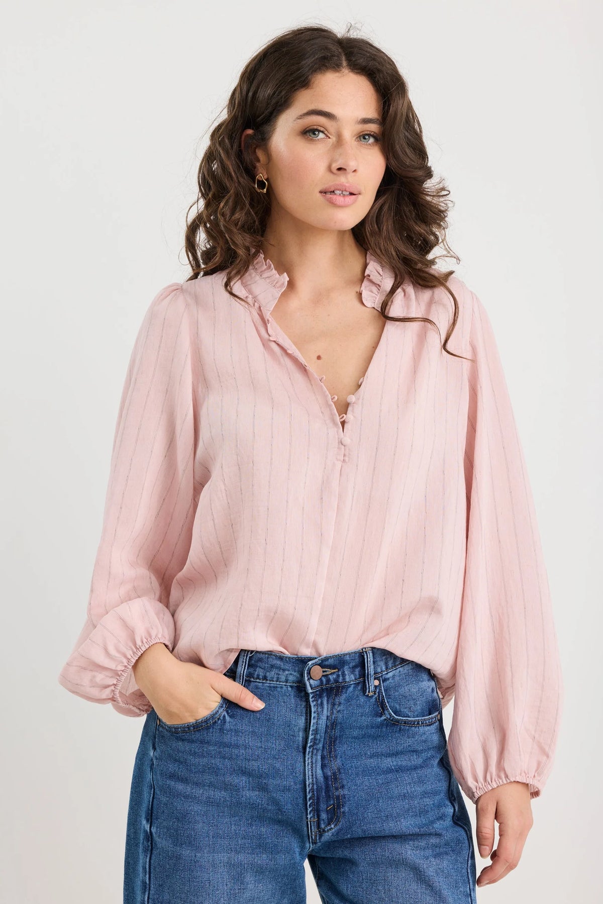 Mia | Elegante Top a Maniche Lunghe con Collo Alto e Dettagli Femminili 2