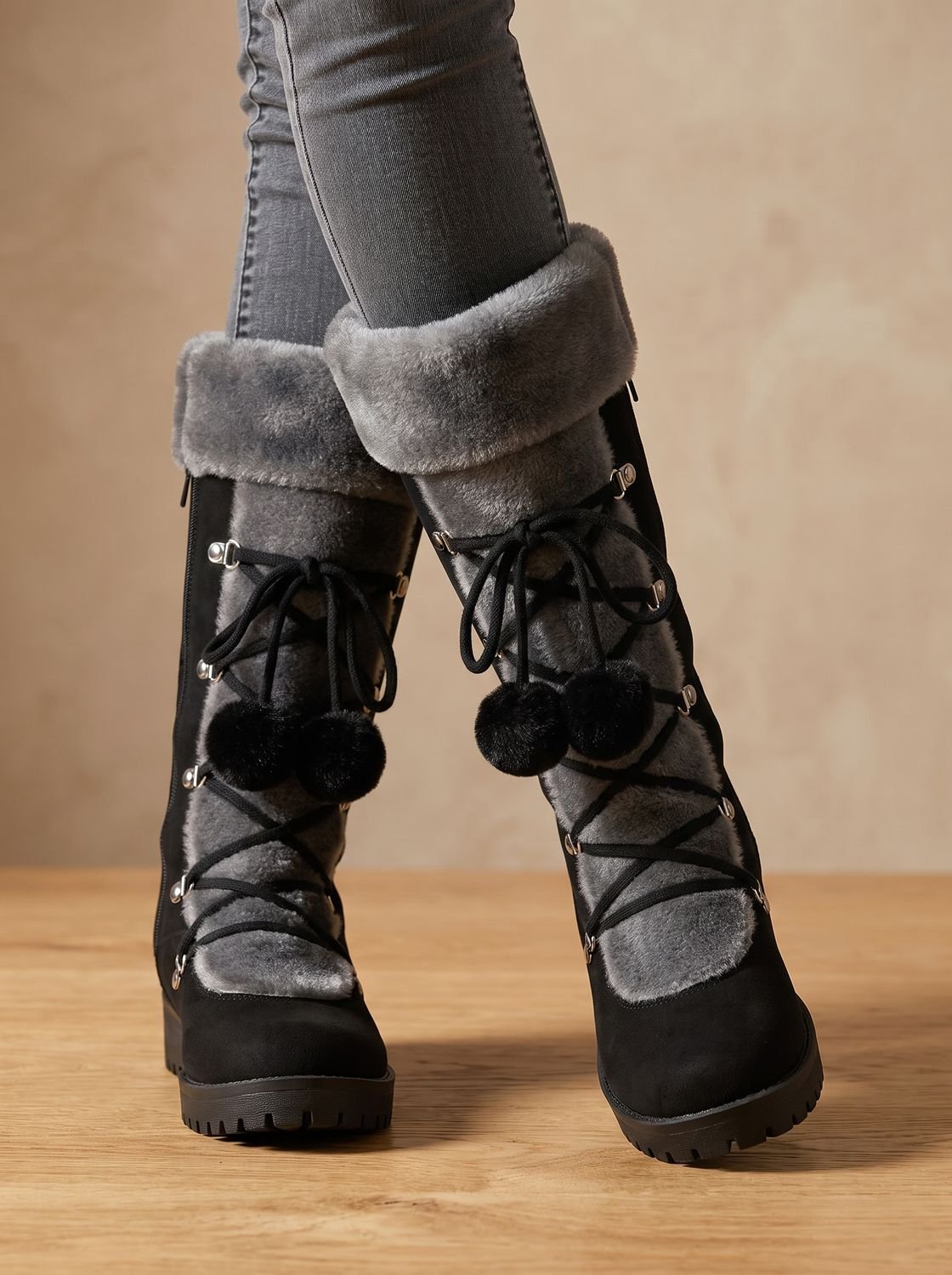 Ortensia | Halbhohe Winterstiefel für Damen mit weichem Umschlag und Pompon - Verspielte Wärme