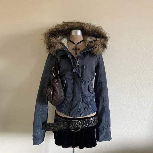 Ersilia | Giacca Invernale Donna Corta con Cappuccio Bordato in Pelliccia Sintetica - Calore Quotidiano