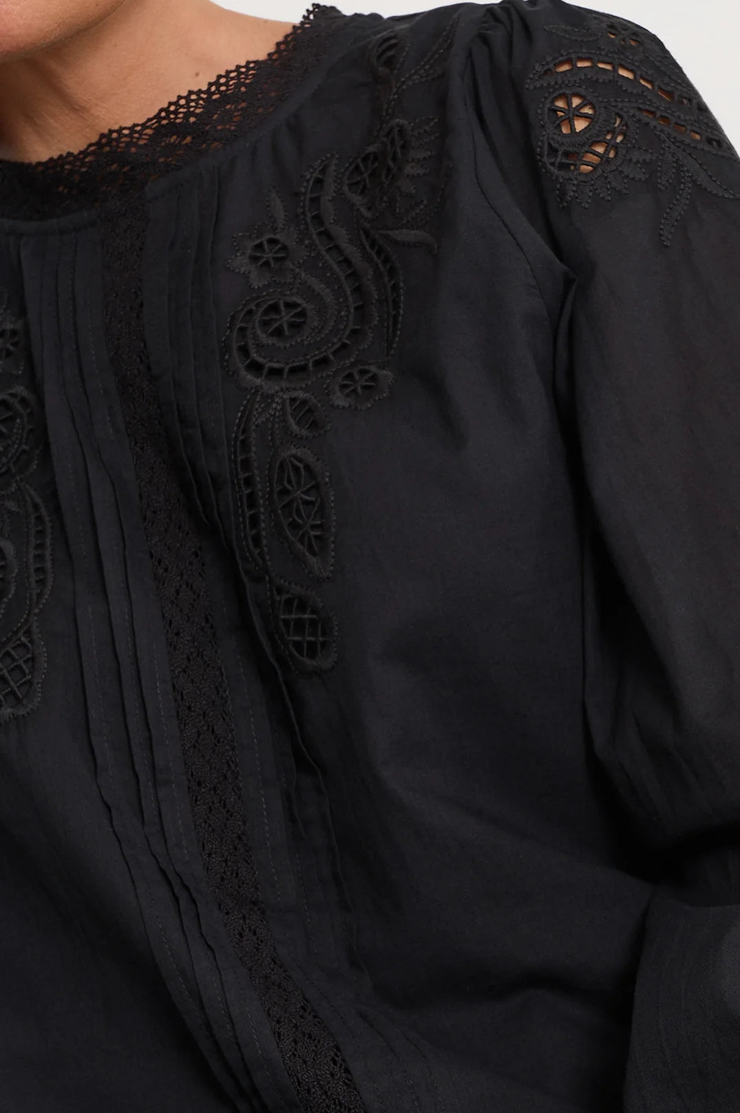 Sofia | Elegante Canotta Pizzo con Cut Out e Maniche Lunghe 1