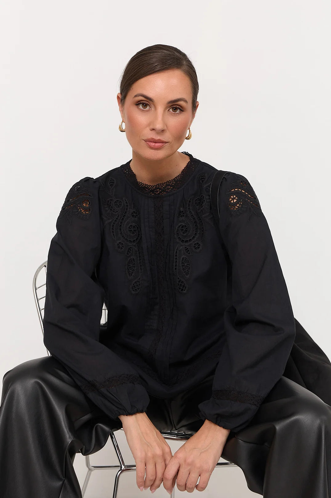 Sofia | Elegante Canotta Pizzo con Cut Out e Maniche Lunghe 3