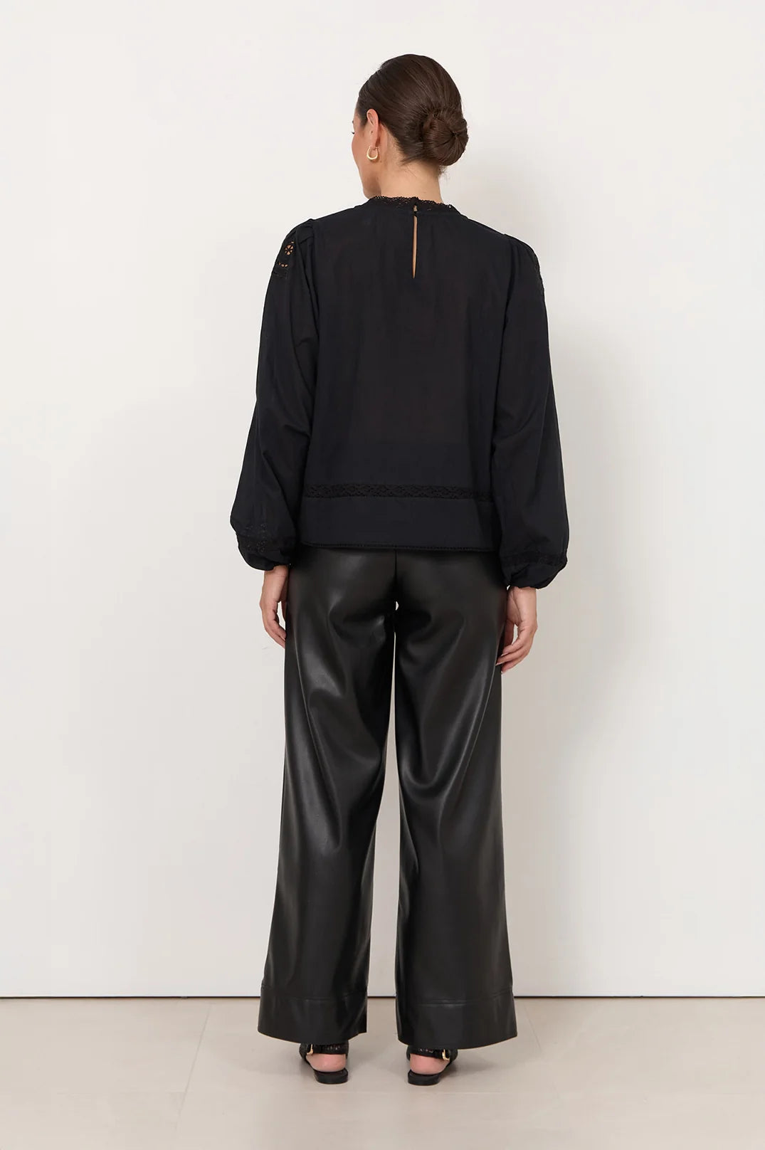 Sofia | Elegante Canotta Pizzo con Cut Out e Maniche Lunghe 4