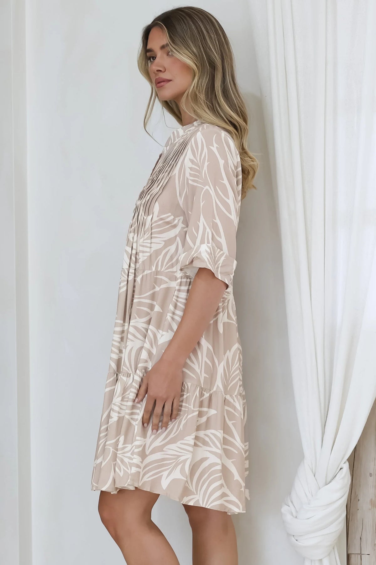 Sofia | Elegante Mini Abito Estivo con Maniche 3/4 e Stampa Jeani Beige 4