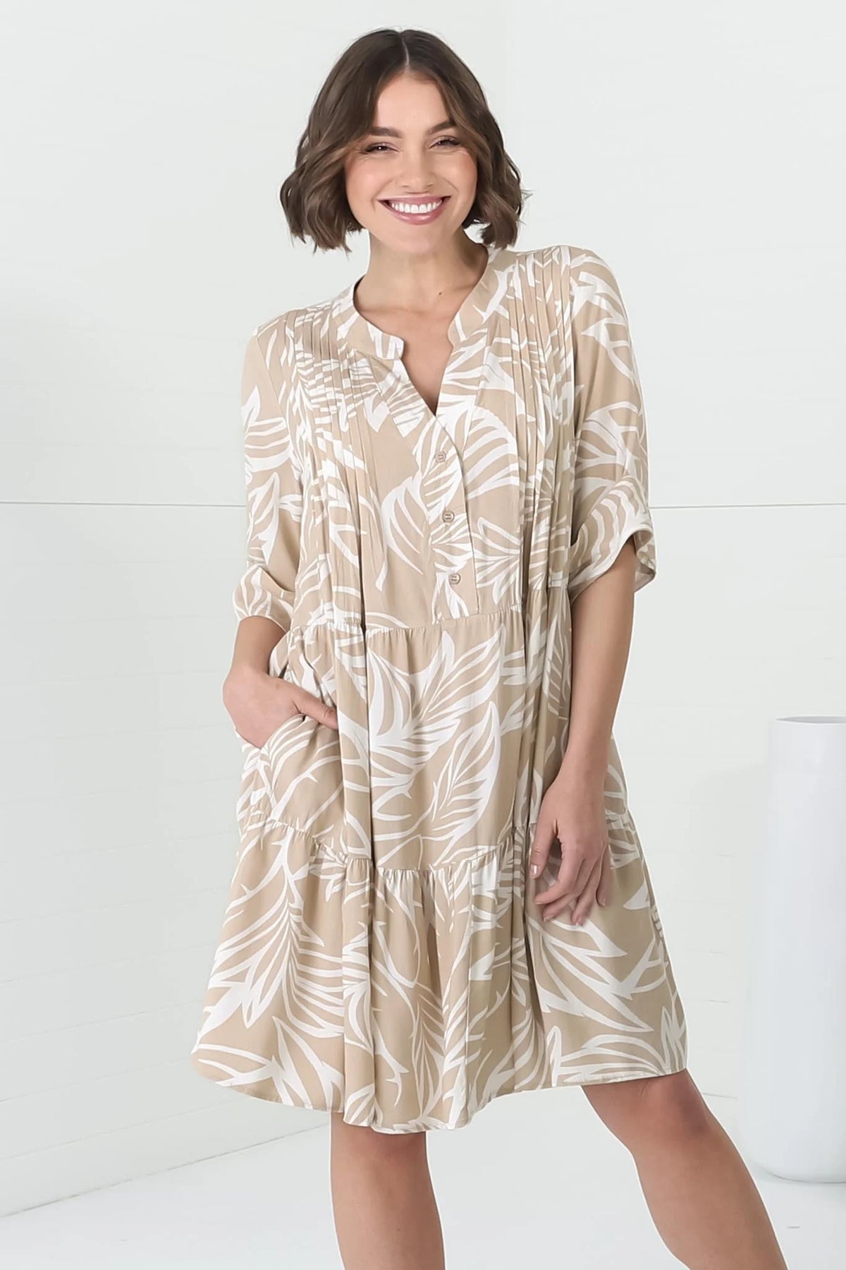 Sofia | Elegante Mini Abito Estivo con Maniche 3/4 e Stampa Jeani Beige 6