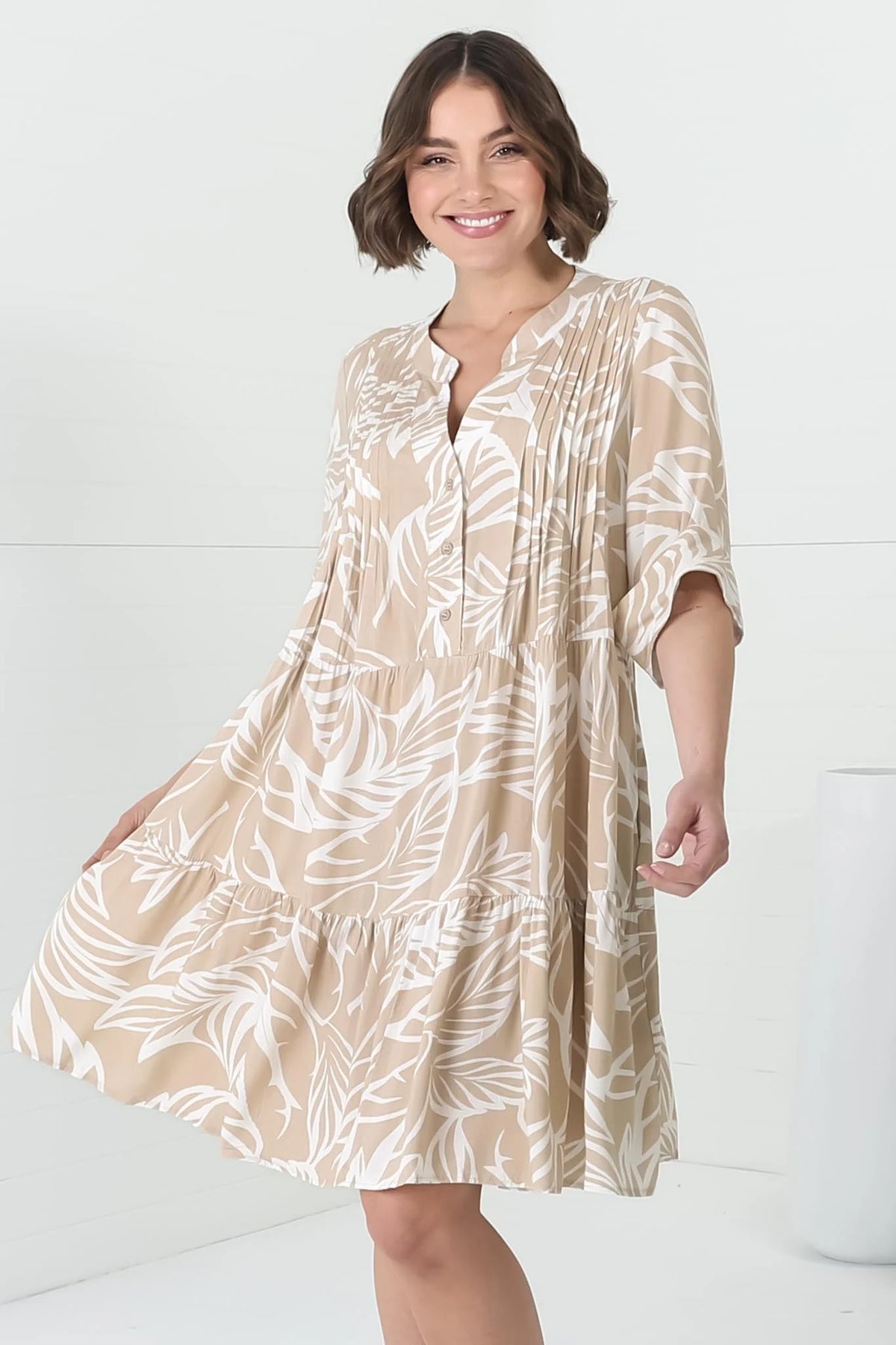 Sofia | Elegante Mini Abito Estivo con Maniche 3/4 e Stampa Jeani Beige 7
