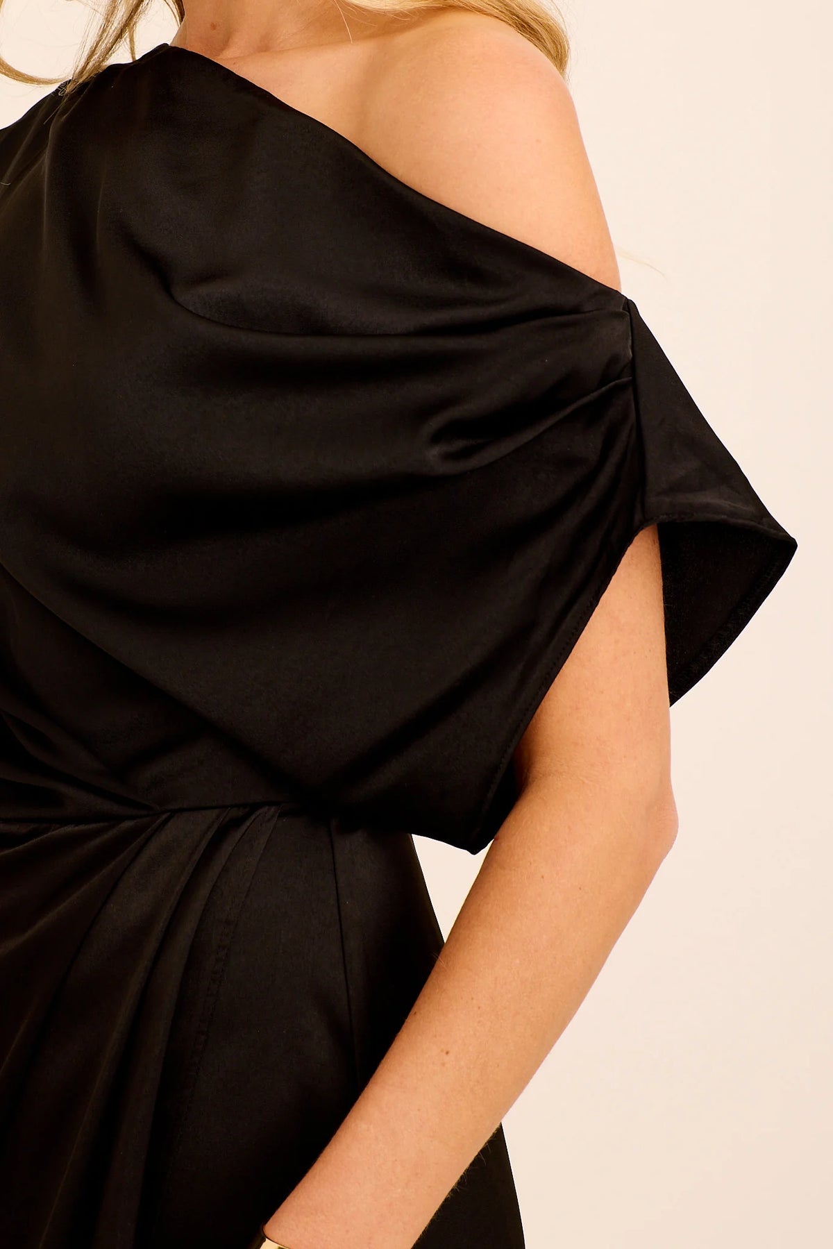 Sophia | Elegante Maxi Abito Off Shoulder in Satin Nero per Donna 4