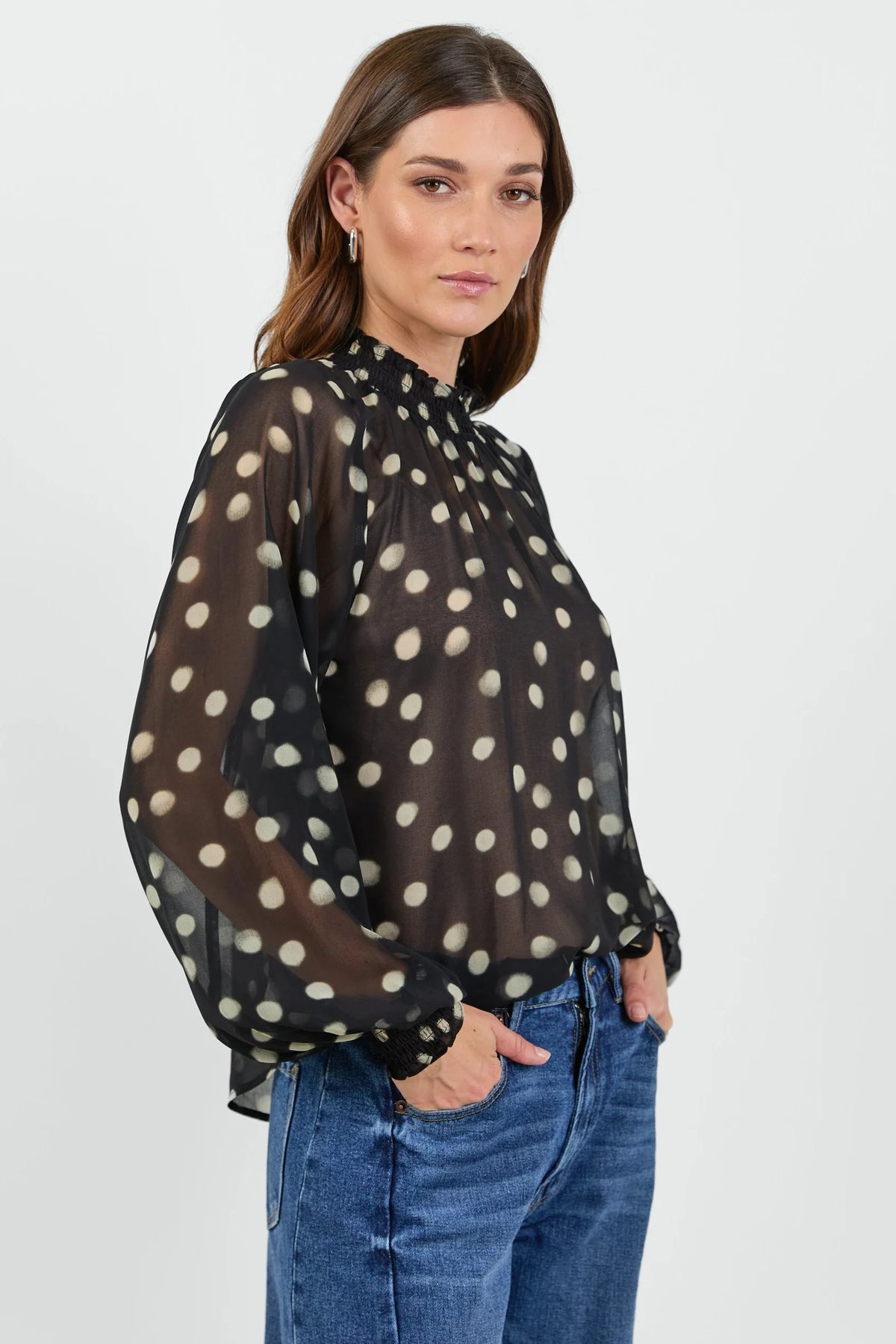 Sophia | Elegante Top in Georgette con Pois Neri 2