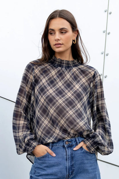 Sophie | Elegante Top Lungo Manica in Chiffon a Quadri Neri 0
