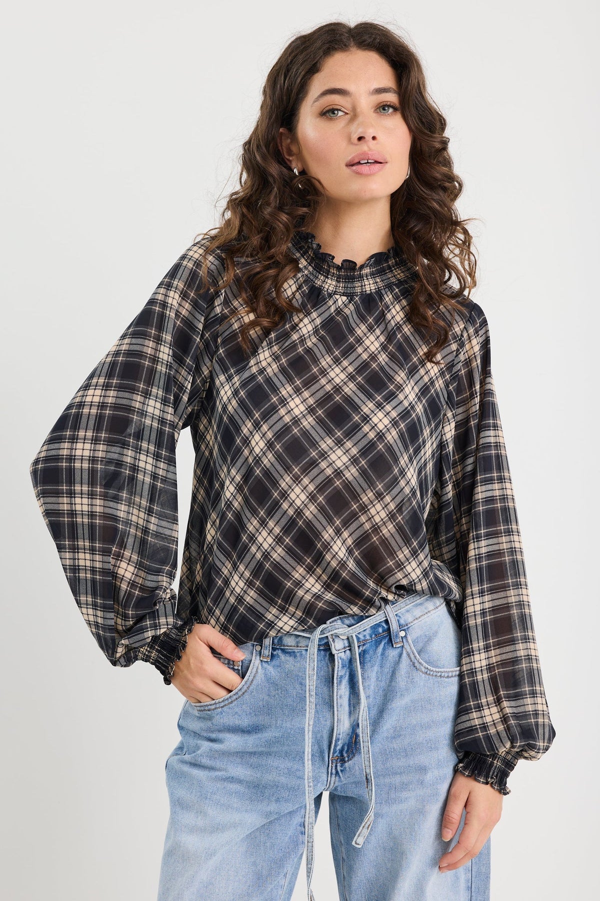 Sophie | Elegante Top Lungo Manica in Chiffon a Quadri Neri 2