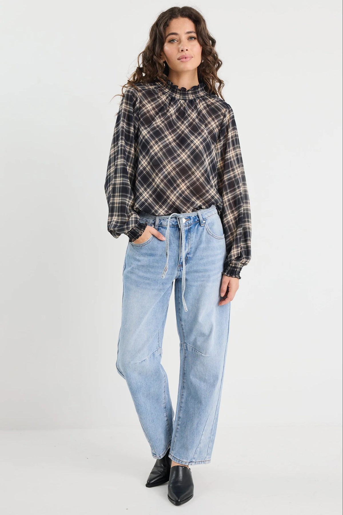 Sophie | Elegante Top Lungo Manica in Chiffon a Quadri Neri 3