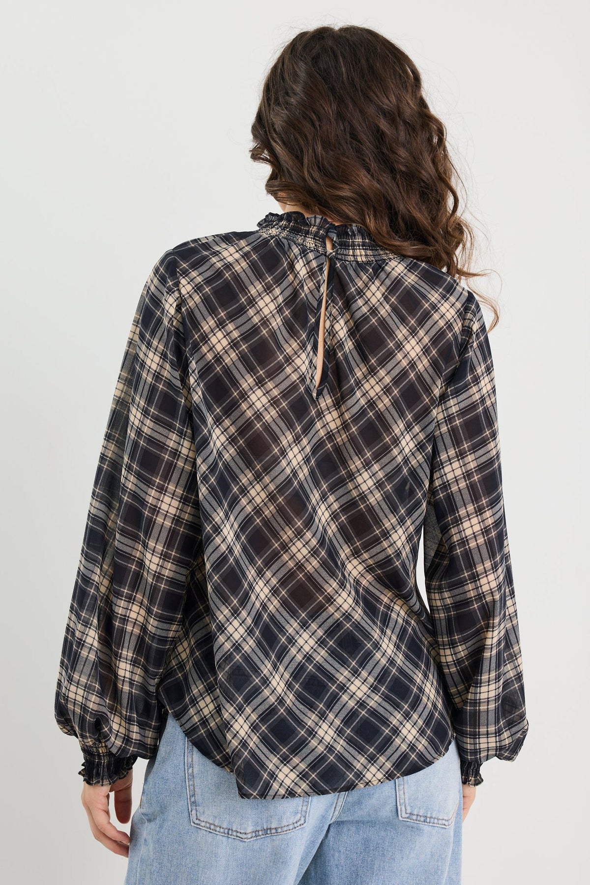 Sophie | Elegante Top Lungo Manica in Chiffon a Quadri Neri 7