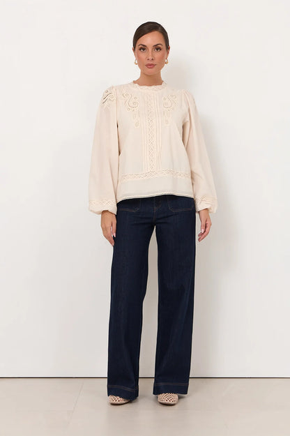 Sophie | Elegante Top in Pizzo con Cut Out e Maniche Lunghe 3