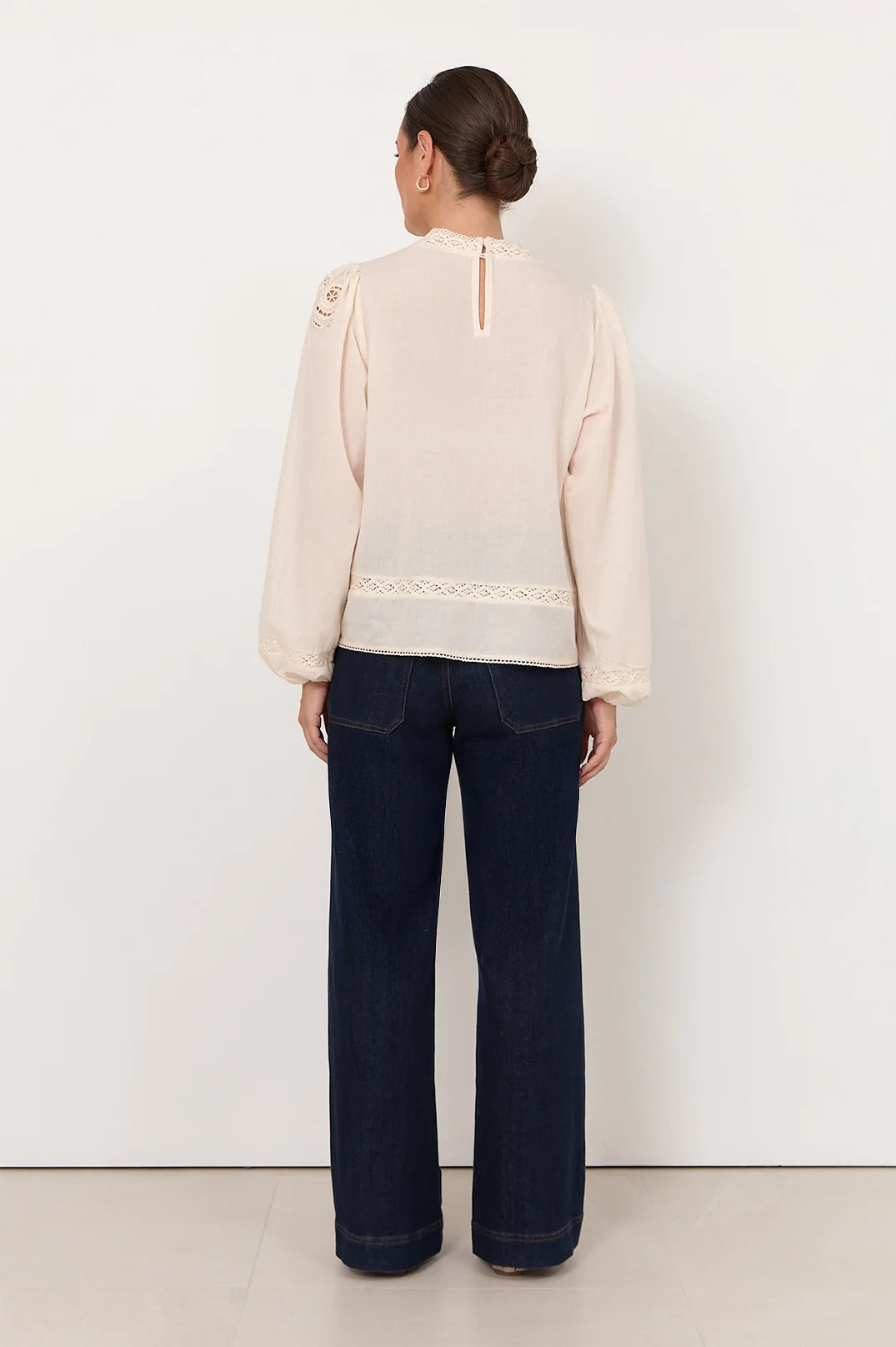 Sophie | Elegante Top in Pizzo con Cut Out e Maniche Lunghe 4