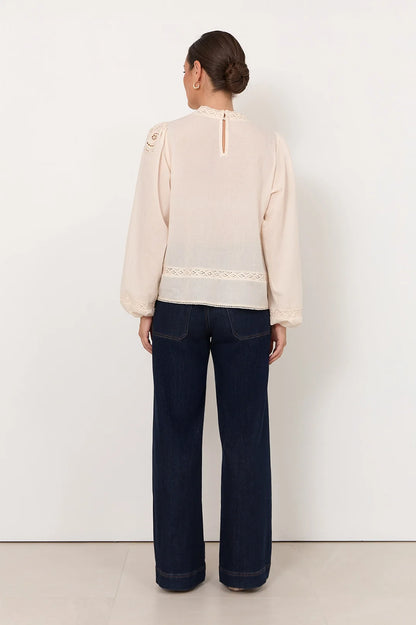 Sophie | Elegante Top in Pizzo con Cut Out e Maniche Lunghe 4