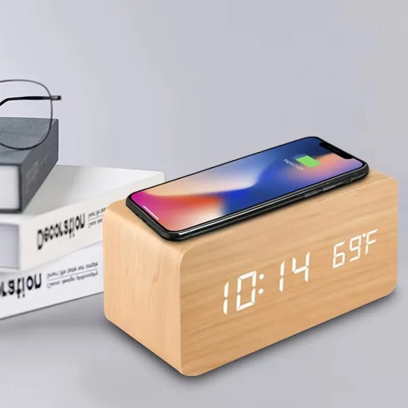 Sveglia Digitale da Comodino con Ricarica Wireless Qi e Display Vocale | Elegante Orologio in Legno per un Risveglio Facile 4
