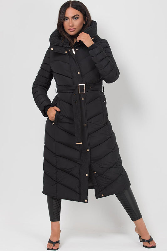 Fulvia | Cappotto Donna Lungo Imbottito con Cappuccio, Cintura e Dettaglio Dorato - Look Invernale
