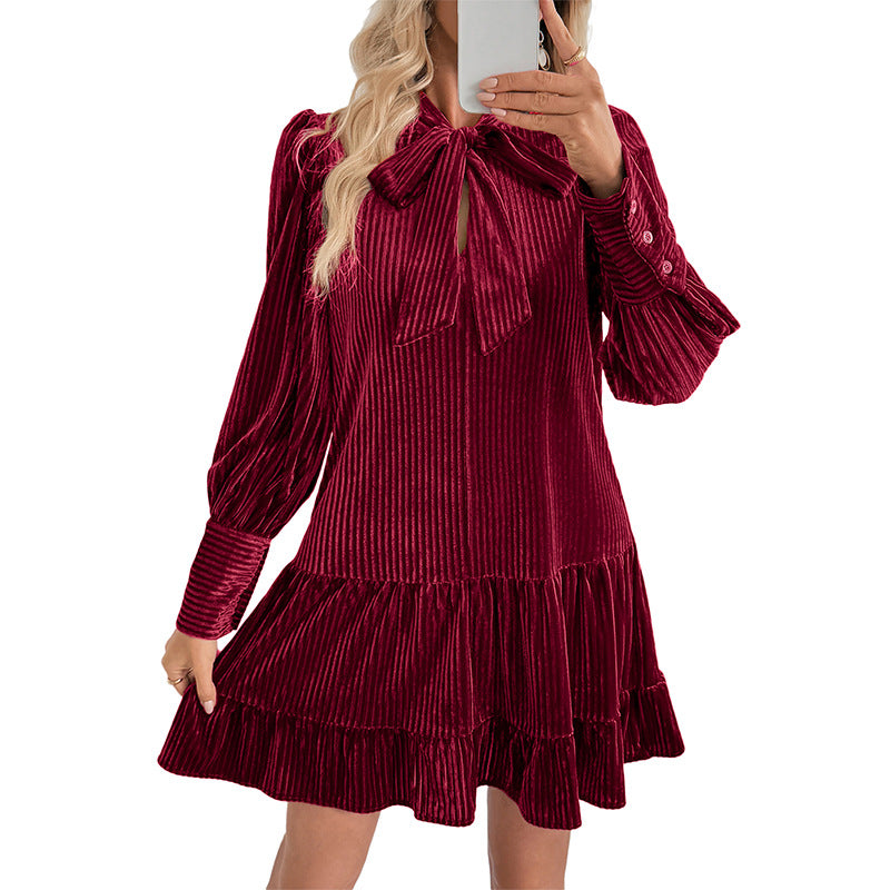Daniela | Samt-Minikleid für Damen mit Schleife am Kragen und Falten - Festlicher Charme